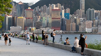 宽阔的漫步廊边缘可以让游人随意閒坐，欣赏维港和港岛的景色。廊边的简约设计鼓励游人互动，亦不会遮挡海滨景色。
